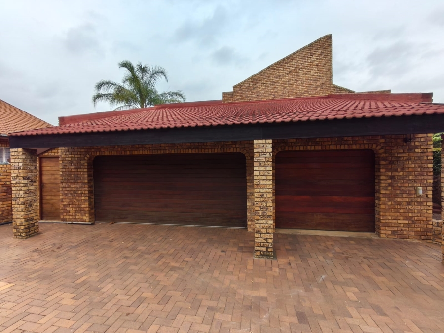 5 Bedroom Property for Sale in Safari Gardens North West